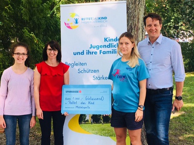 Foto (A. Schweighofer): Spendenübergabe an die Außenwohngruppe Amstetten-Neufurth:  v.l.n.r: Jessica, Eva Hörsig, Anna Schweighofer, Gerhard Riegler