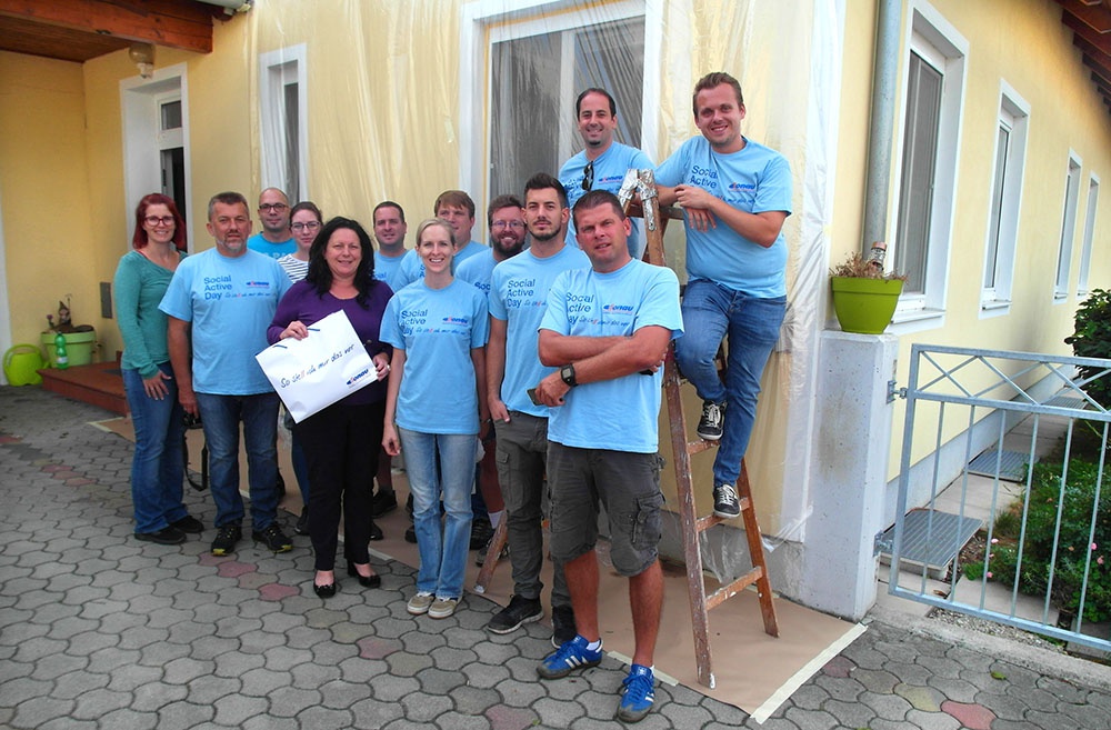 Foto (RDK NÖ): MitarbeiterInnen der Außenwohngruppe und von RETTET DAS KIND NÖ freuen sich über die engagierte Unterstützung des DONAU Teams