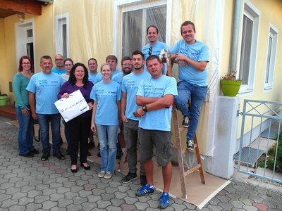 Foto (RDK NÖ): MitarbeiterInnen der Außenwohngruppe und von RETTET DAS KIND NÖ freuen sich über die engagierte Unterstützung des DONAU Teams