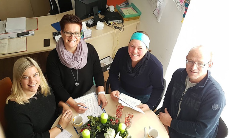 Foto (Leeb): Isabella Dorn und Martina Oberbramberger vom Team der Außenwohngruppe mit Jutta und Gernot Hornbacher vom Union Reitclub Rosihof