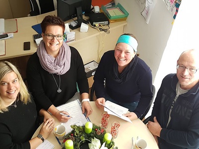 Foto (Leeb): Isabella Dorn und Martina Oberbramberger vom Team der Außenwohngruppe mit Jutta und Gernot Hornbacher vom Union Reitclub Rosihof