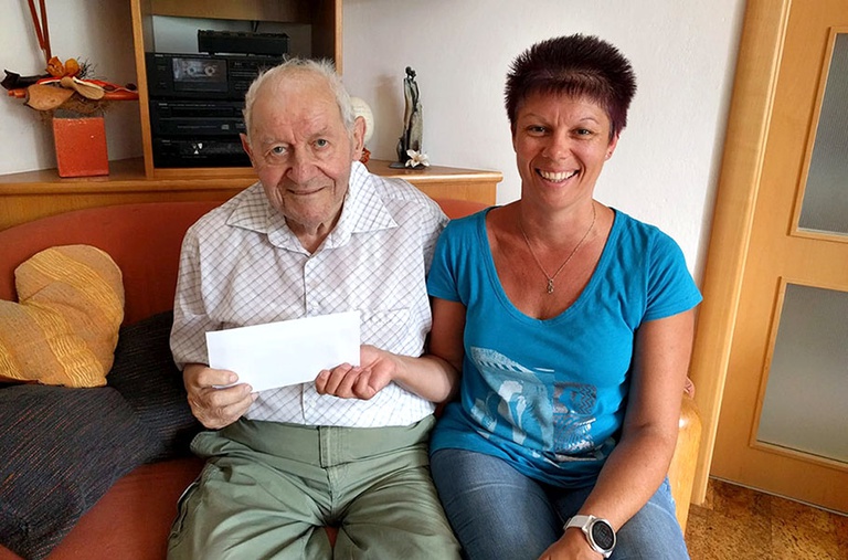 Foto (S. Viertl): Josef Viertl übergibt Reisegutscheine an seine Enkelin Katrin Reithmayr, Hausleiterin in der Außenwohngruppe Traismauer-Stollhofen
